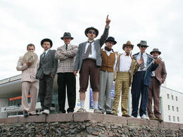 ���� F������