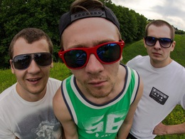 �����