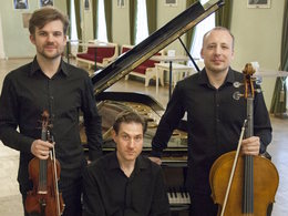 Ultimum trio. ��-� �8