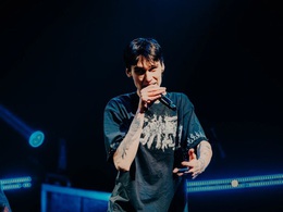 ����� ����